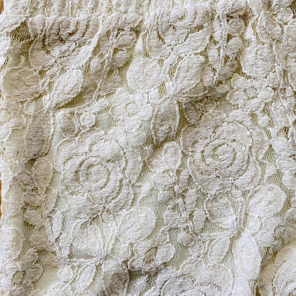 Pins and Needles Cream Lace Scalloped Shorts – Size S - Picture 3 of 11